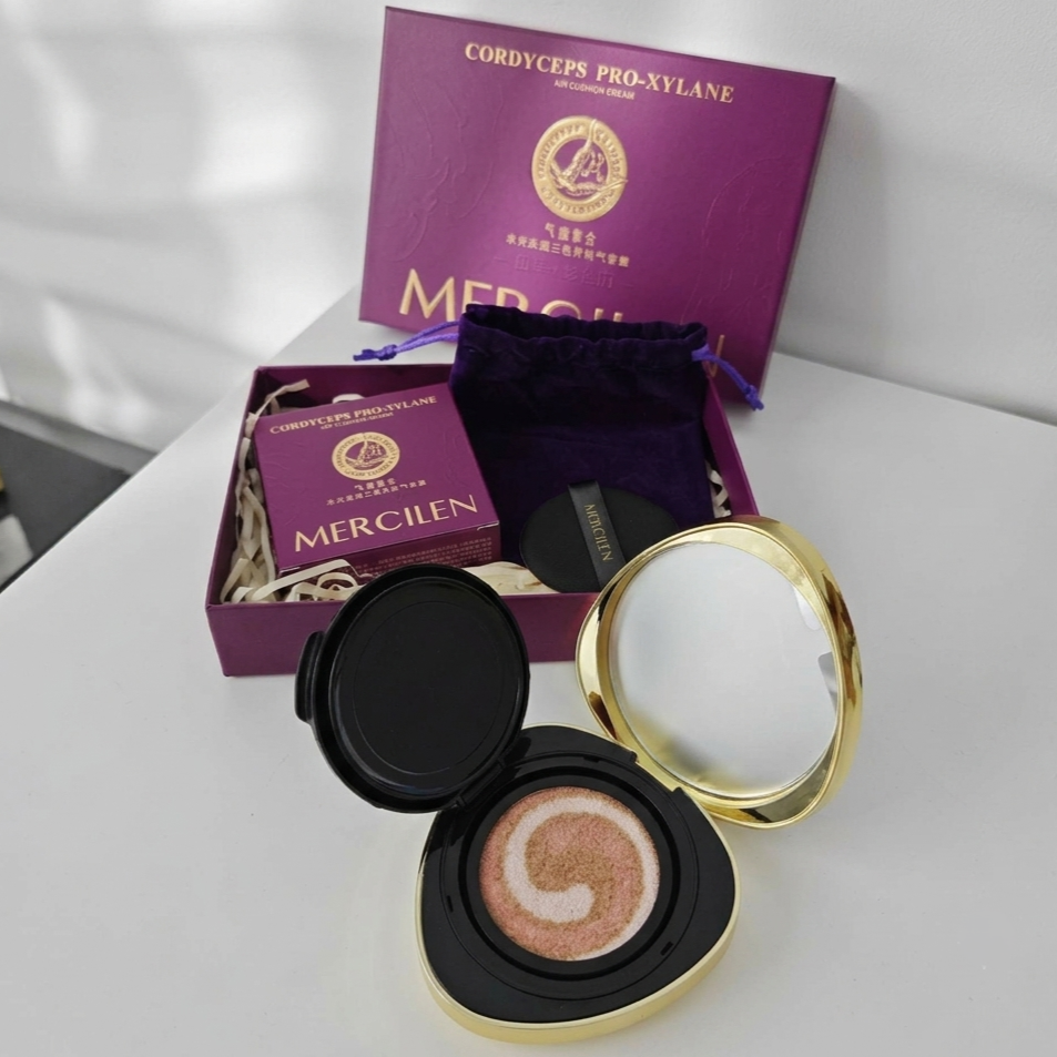 Mercilen Cordyceps Pro-Xylane Air Cushion“ – drėkinamasis makiažo pagrindas (3 viename) su papildymu